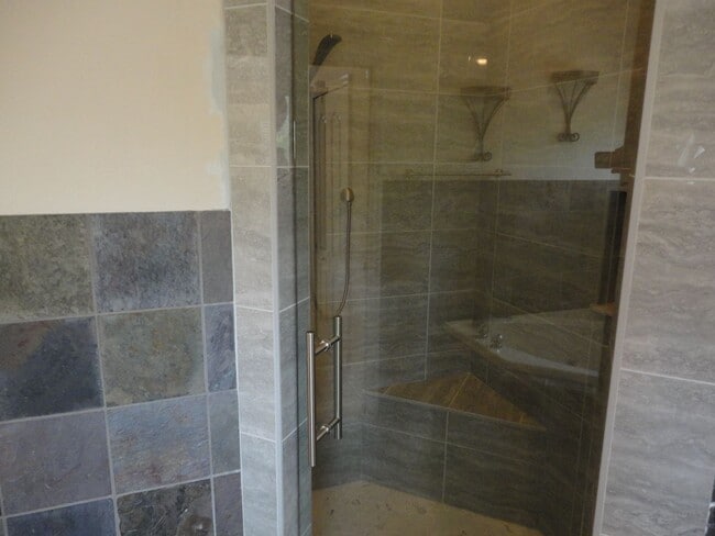 Building Photo - Beautiful 3 BR/2.5 BA in Park Avenue Subdivision