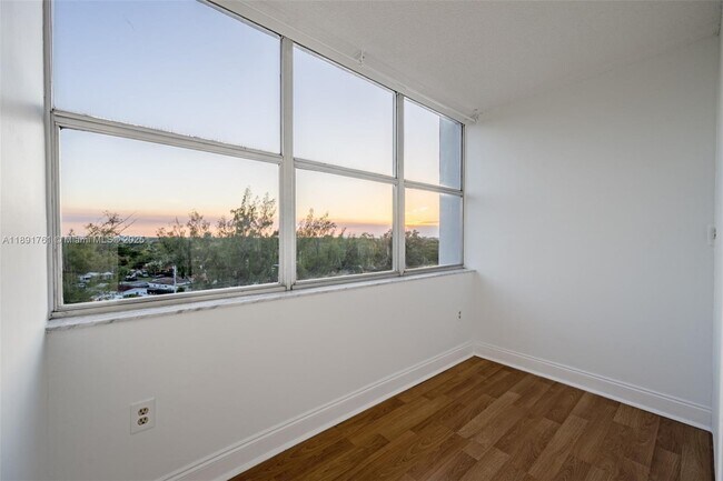 Building Photo - 1300 NE Miami Gardens Dr