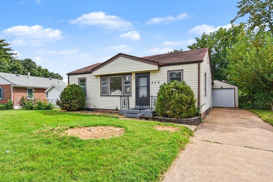 Building Photo - 250 Maple Dr