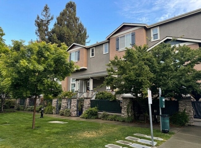 Building Photo - $3,700 / 3BR GORGEOUS CENTRAL FREMONT TOWNHOME IN PARKMONT