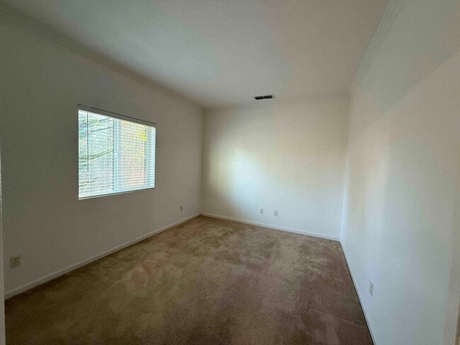 Building Photo - Spacious Cresleigh Ranch Home Near Schools...