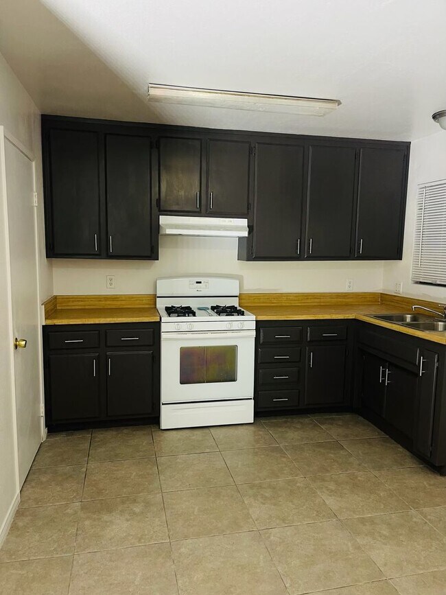 Building Photo - Victorville - 3 Bedrooms, 2 Bathrooms, New Paint, New Blinds, Tile Floors