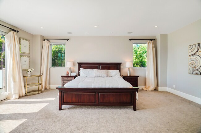 Main bedroom - 841 N Crescent Heights Blvd