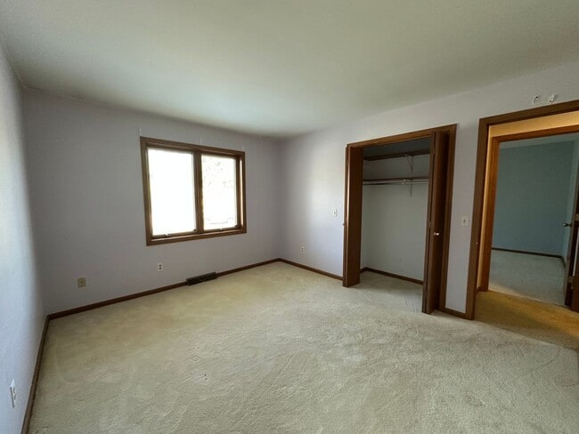 Building Photo - Large Home in Forest Hills School District