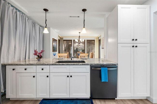 Building Photo - 7215 Westmoreland Dr