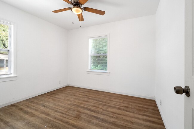 Building Photo - Move-in-Ready 2 bed 1 bath Section 8 Renta...