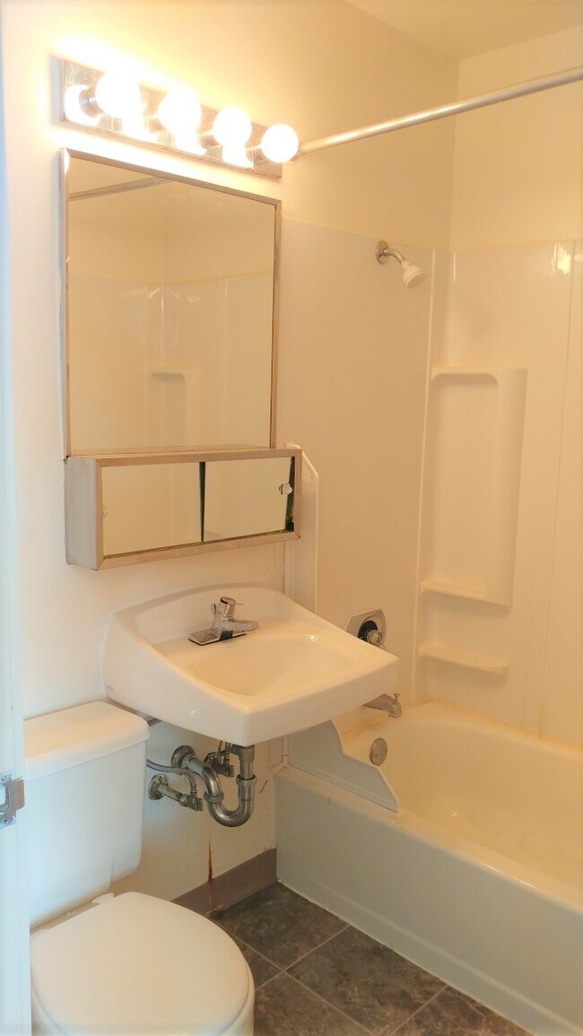 Building Photo - 415 D St