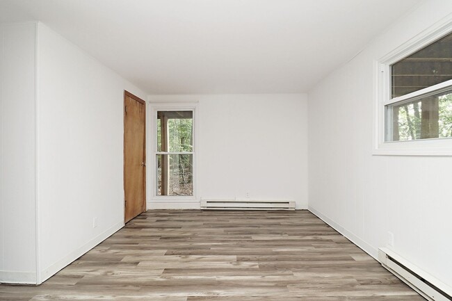 Building Photo - Private & Peaceful Living on 3 Wooded Acres