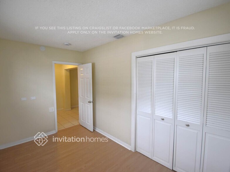 Building Photo - 3820 S Lake Terrace