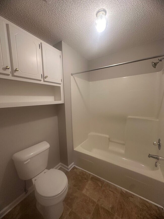 Building Photo - Foxhill Commons!!  NEW CARPET..