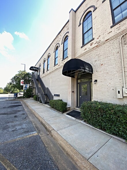 Building Photo - 605-607 E Commerce St