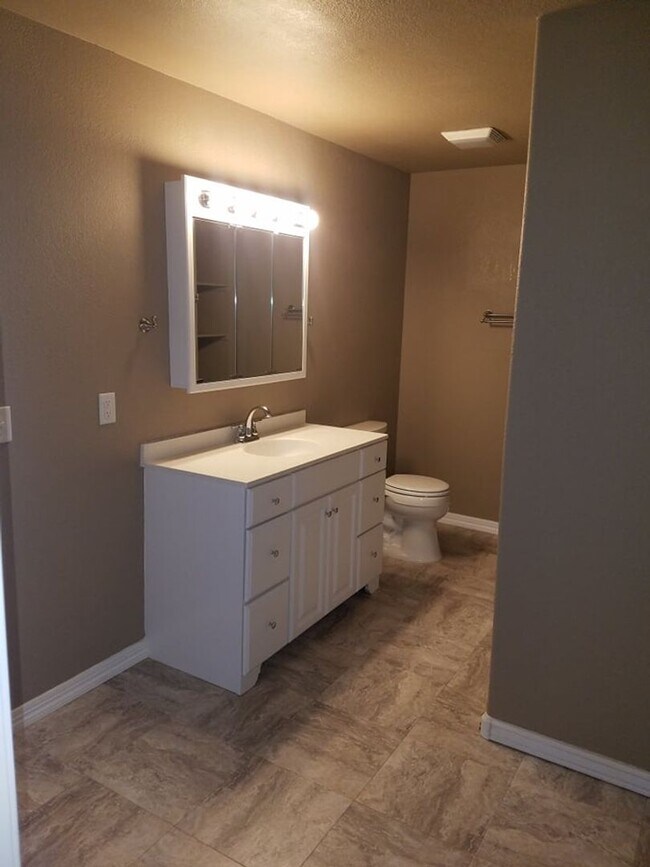 Building Photo - Beautiful Townhouse with Magnificent City Views.