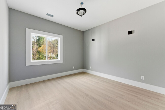 Building Photo - 1409 Northwest Dr NW