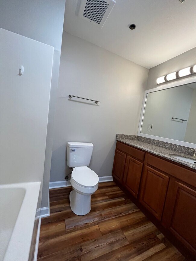 Building Photo - 3-bedroom, 2-bath Condo near ETSU, $1900 p...