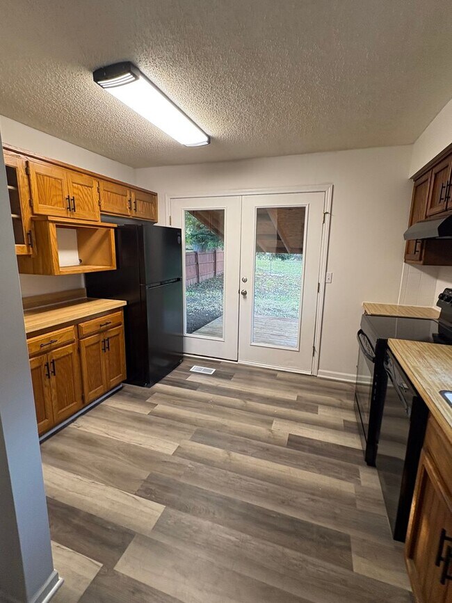 Building Photo - Renovated 2 bedroom duplex ready for move-in!