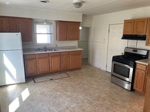 Building Photo - Cozy 2 Bedroom 1 Bath With Detached Double...