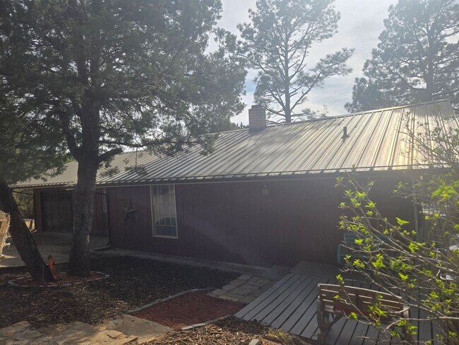 Building Photo - Furnished Four Bedroom Home With Sierra Bl...