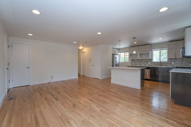 Building Photo - Beautiful 2-Bedroom Duplex with Granite Countertops & Hardwood Floors in the Heart of Denver!