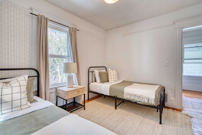 Building Photo - 1032-1036 Southeast 12th Avenue-SI ID1309849P