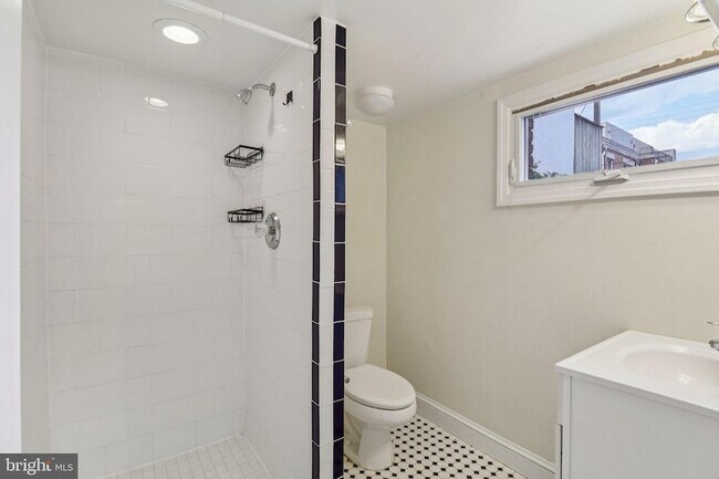 Building Photo - 250 Lynhaven Dr