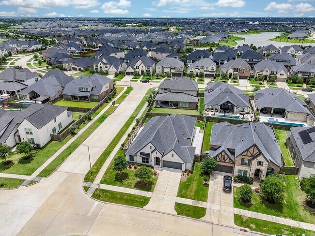 Building Photo - 28903 Creekside Bend Dr