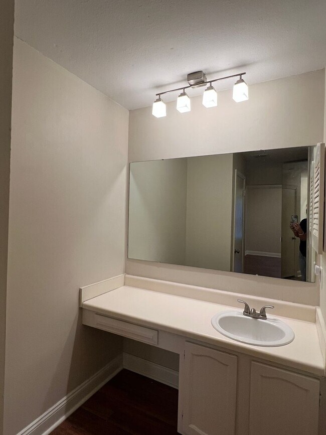 Building Photo - 2 Bedrooms w/ Scenic View