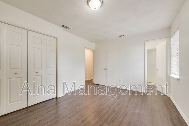 Building Photo - 2529 Belhaven Dr
