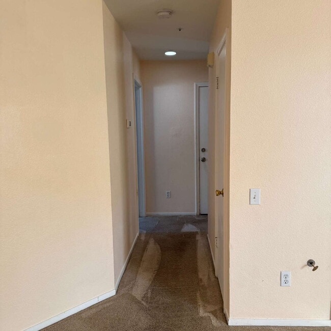 Building Photo - Great location near park and shopping