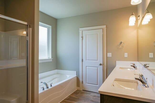 Building Photo - 3 bedroom 2 bath -3 car garage!