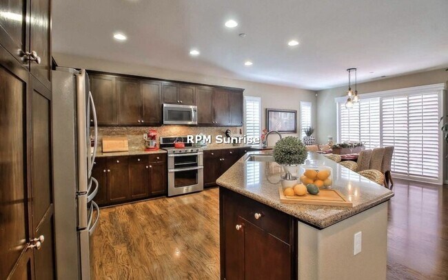 Building Photo - Spacious 3BR/2BA House Near Shopping & Dining