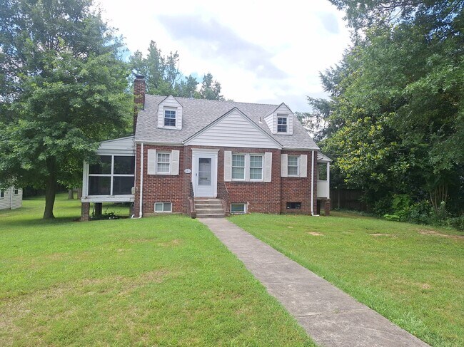 Building Photo - 4811 Calvert Rd