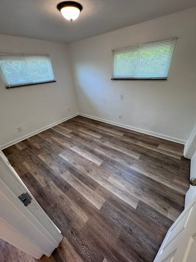 Building Photo - Fully Updated 3-Bed 1-Bath House w/ Covered Porch in Christy Park!!!
