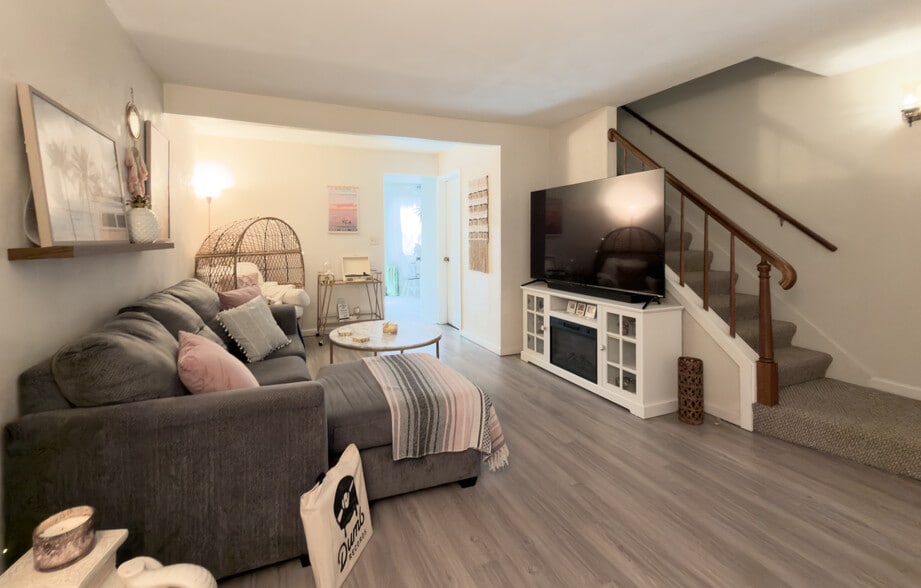 LR w/ Vinyl Plank - 3 Utica Cir