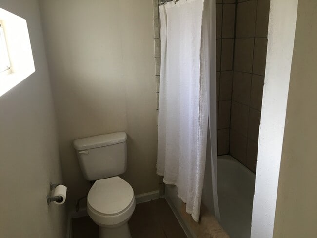 Building Photo - 132 Hopkins Ave