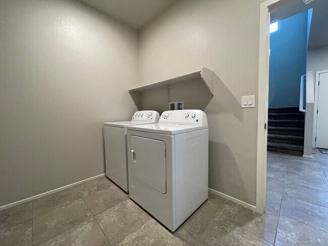 Building Photo - AMAZING GATED 3 BED 2.5 BATH 2 CAR GARAGE !