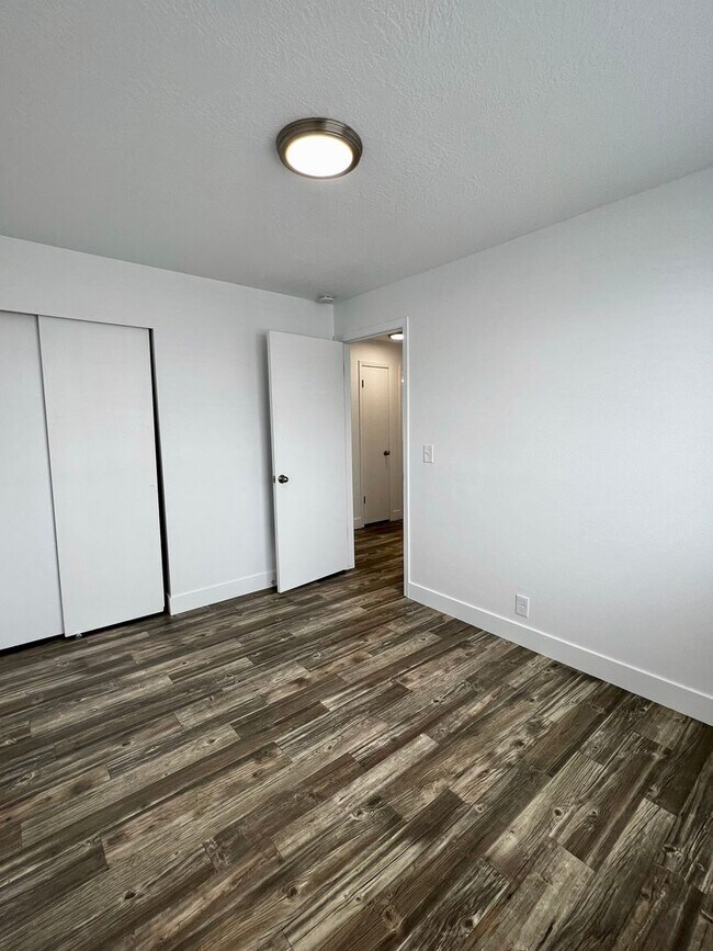 Building Photo - Beautiful remodeled 5 bed 2 bath home