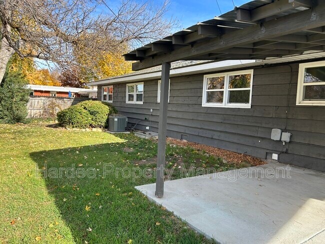 Building Photo - 1835 Broadmoor Dr