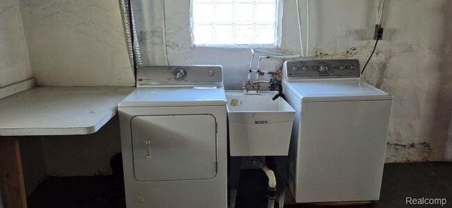 Building Photo - 830 Knowles St