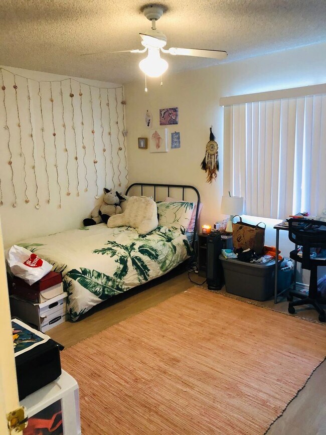 Building Photo - 10 bedrooms 7 bathrooms- 5 master bedrooms total!