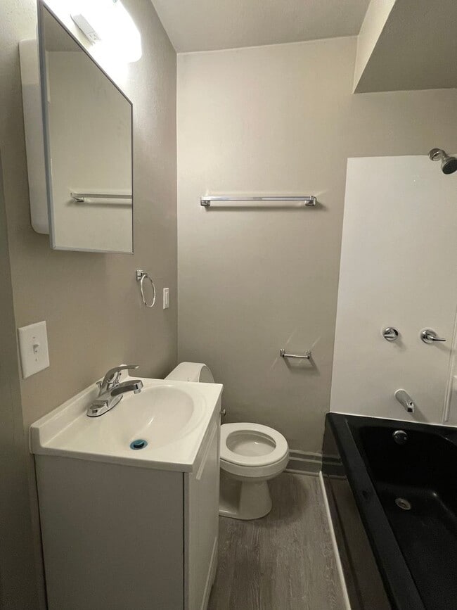 Building Photo - Charming 2-Bedroom Single Family Home with...
