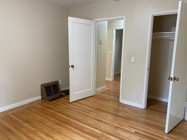 Building Photo - Epic REA-Great 1 BR/1 BA Unit in a S/S Duplex