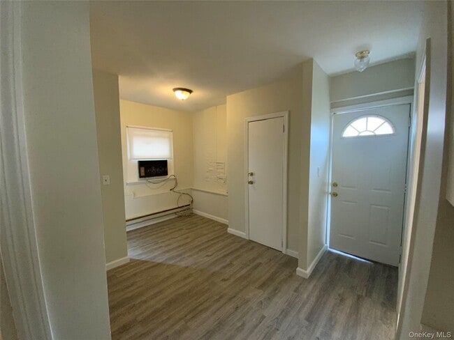 Building Photo - 76 Garden City Ave