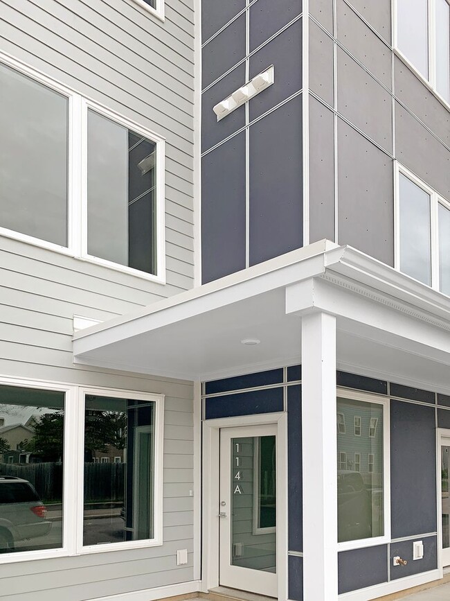 Building Photo - Modern 2 Bed, 2 Bath Condo with Fenced Yar...