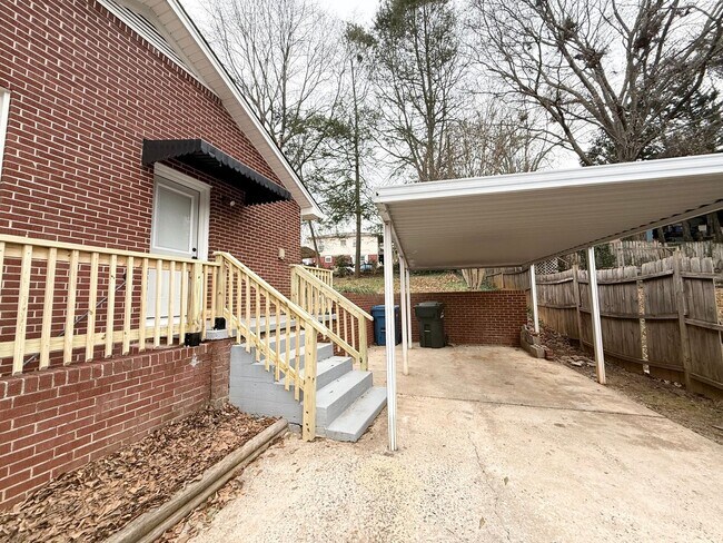 Building Photo - Beautiful Brick Home in Prime Hickory Location – Spacious Layout & Hardwood Floors!