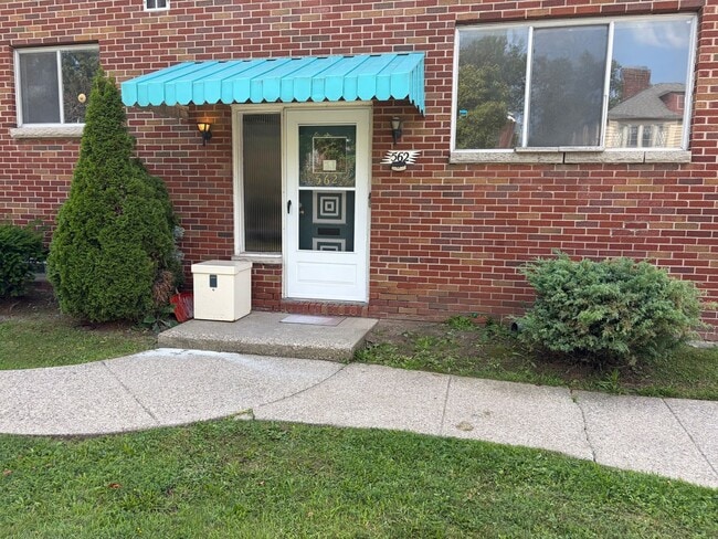 Building Photo - 562 Kenmore Ave