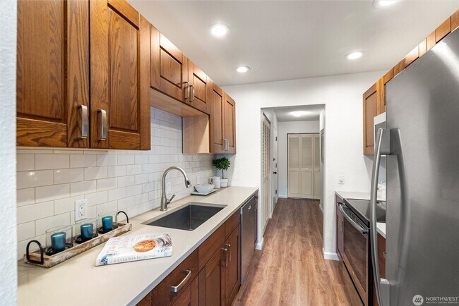 Building Photo - 2550 Thorndyke Ave W