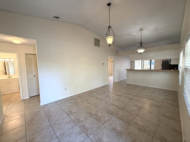 Building Photo - 945 Burlwood St