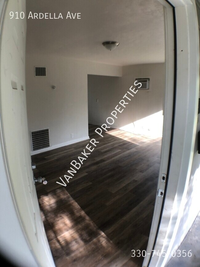 Building Photo - 910 Ardella Ave
