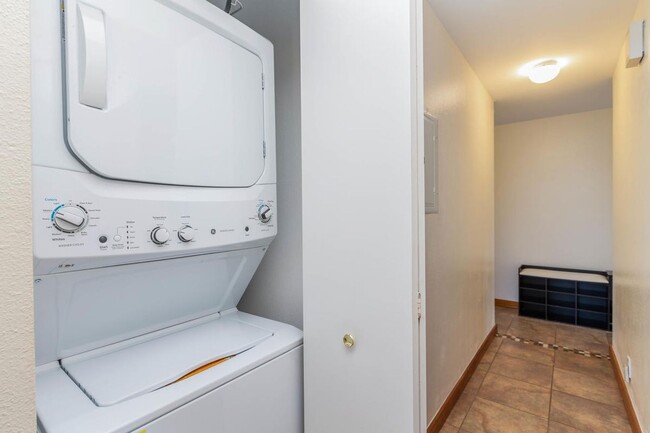 Building Photo - Upgraded and furnished 3 bedroom, 2 bath e...