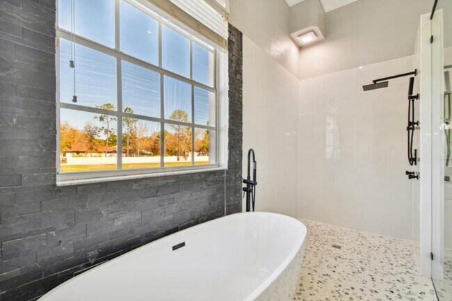 Building Photo - 6644 Country Club Rd